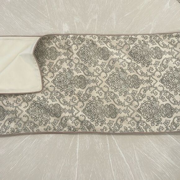 Table Runner - Picture 1 of 6